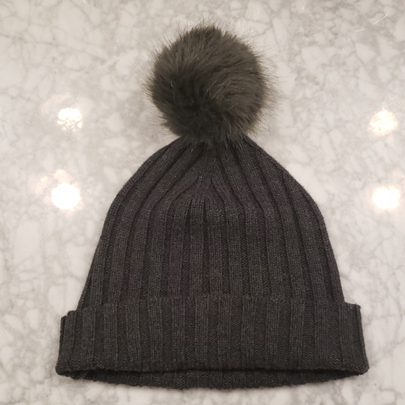 Banana Republic Pom Pom Hat - Picture 1 of 3